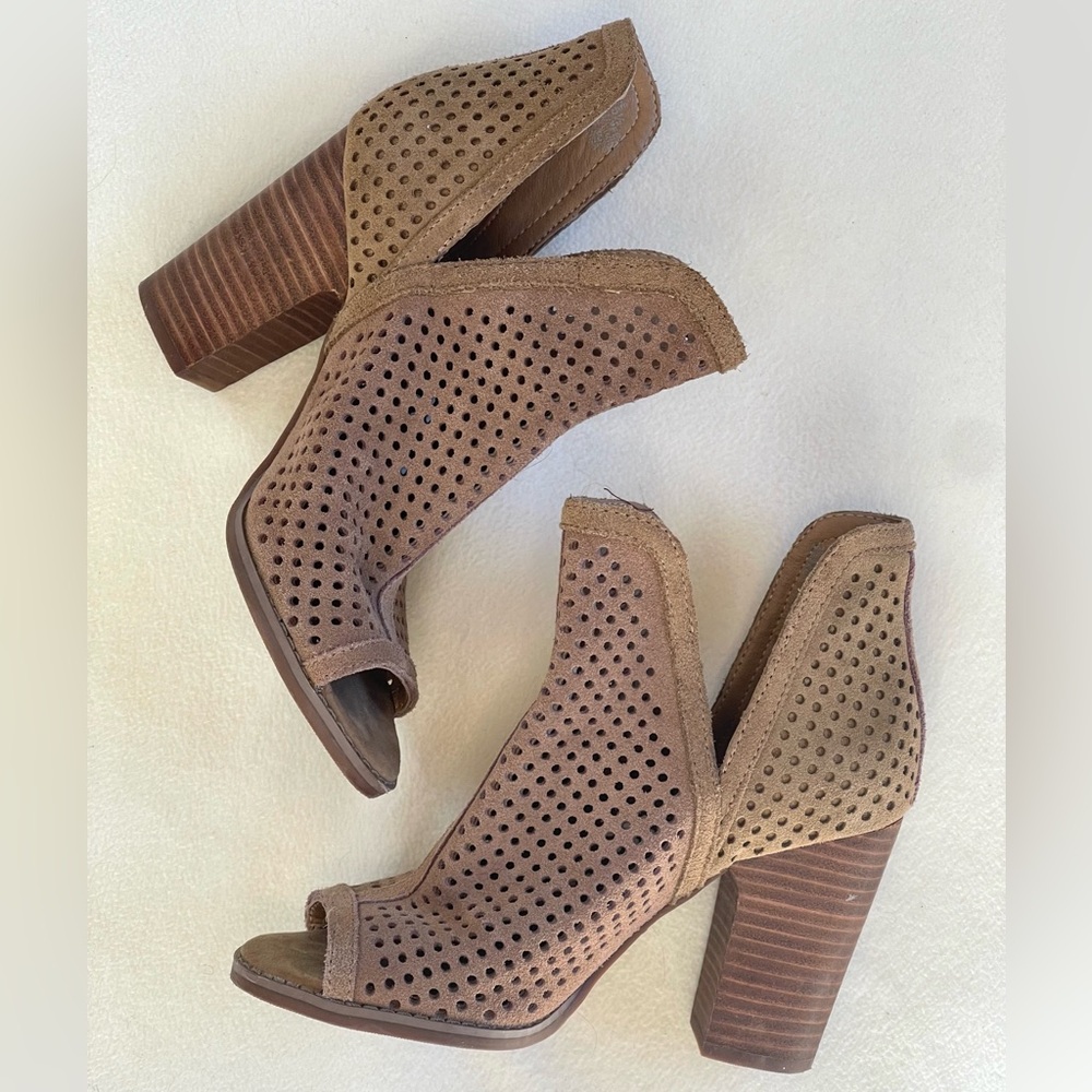 Lucky Brand Larise leather cut out peep toe chunky mules • size 5.5